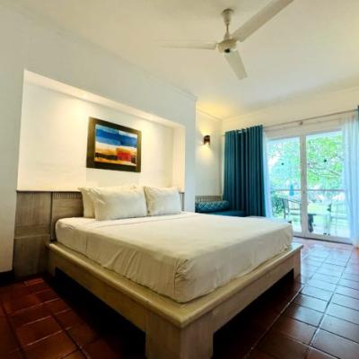 49 The Palms Deluxe Room 1 700x466